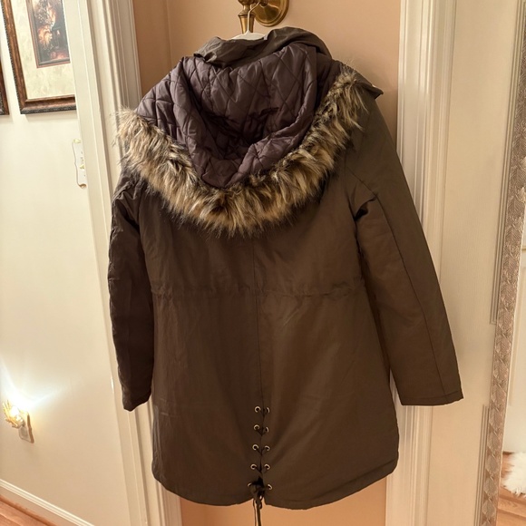 Guess Women’s Grace Shiny Crinkle Nylon Parka Jacket with Fur Trim Hood - Picture 1 of 10